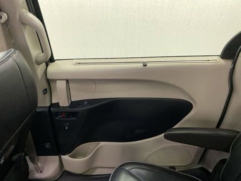 Used 2020 Chrysler Pacifica Limited FWD image 29