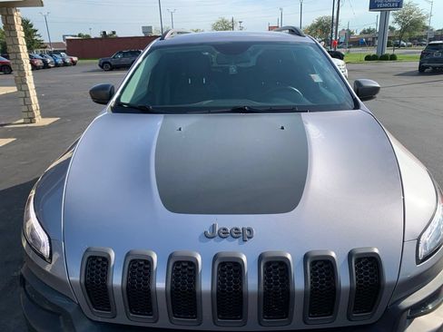 Used 2018 Jeep Cherokee Trailhawk AWD/4WD image 9