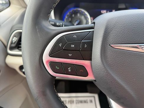 Certified 2023 Chrysler Pacifica Touring-L FWD image 15
