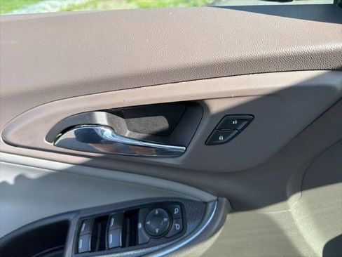 Used 2017 Chevrolet Malibu LT FWD image 19
