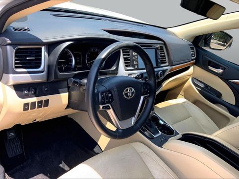 Used 2017 Toyota Highlander Limited FWD image 18