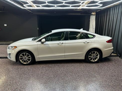 Used 2019 Ford Fusion SE FWD image 4