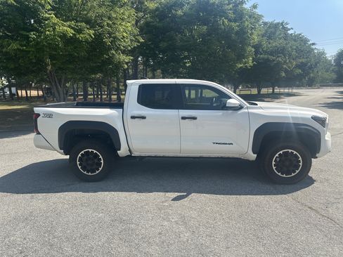 Used 2024 Toyota Tacoma TRD Off-Road AWD/4WD image 4