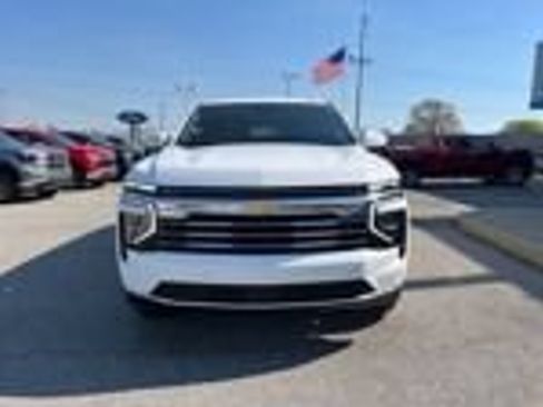 Used 2025 Chevrolet Suburban LT AWD/4WD image 4