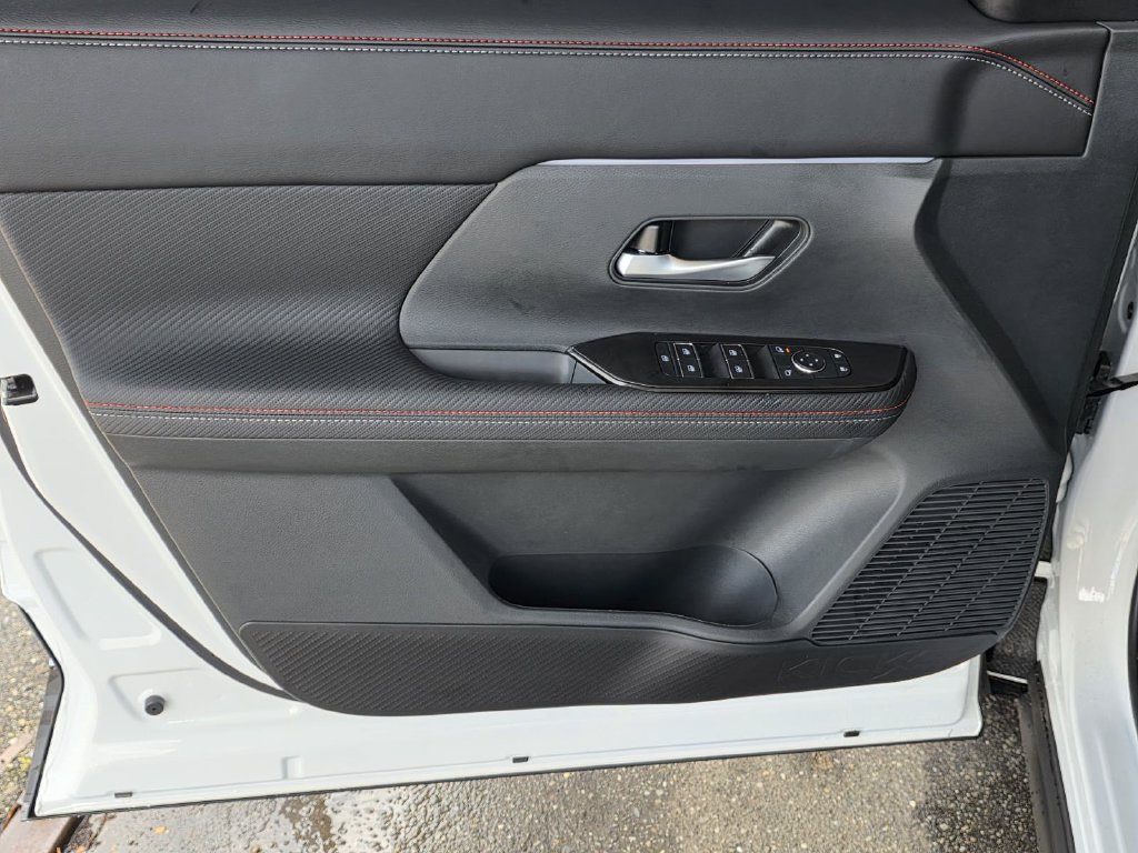 New 2025 Nissan Kicks SR FWD image 31