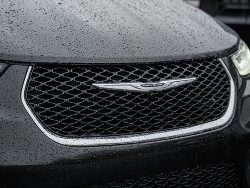 Used 2024 Chrysler Pacifica Touring-L image 14