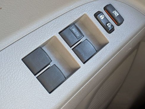Used 2013 Toyota Highlander Plus FWD image 26