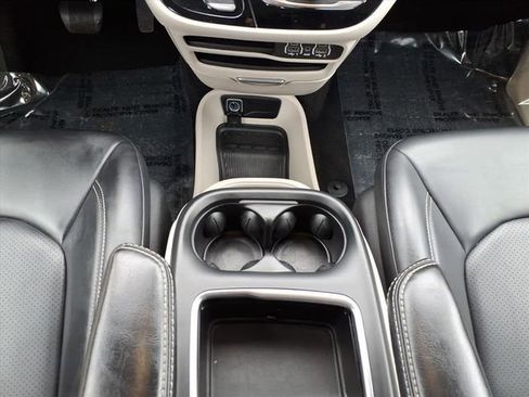 Used 2023 Chrysler Pacifica Touring-L image 19