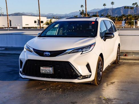 Used 2024 Toyota Sienna XSE w/ XSE Plus Package image 3