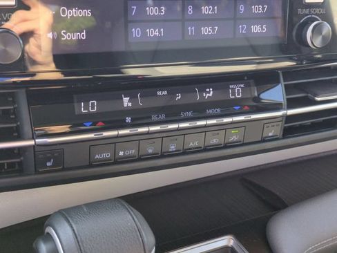 Used 2023 Toyota Sienna XLE FWD image 23