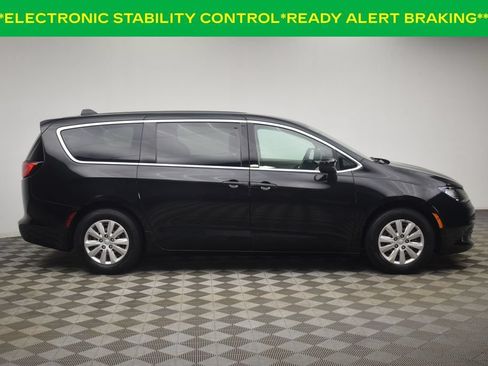 Used 2019 Chrysler Pacifica L FWD image 11