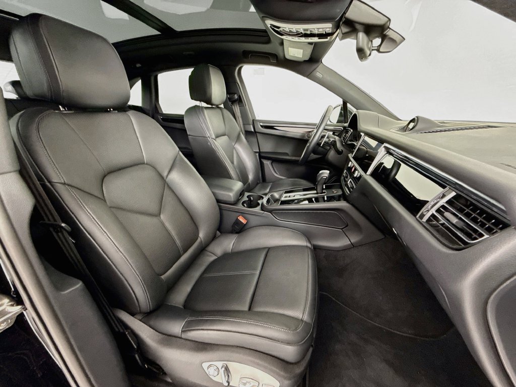 Certified 2025 Porsche Macan AWD/4WD image 30