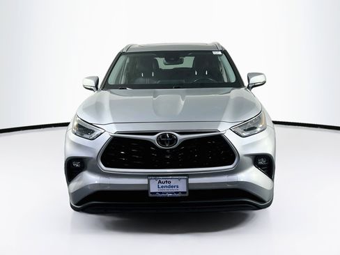 Used 2022 Toyota Highlander XLE FWD image 2