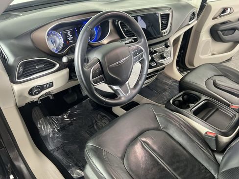 Used 2018 Chrysler Pacifica Touring-L w/ Premium Audio Group FWD image 11
