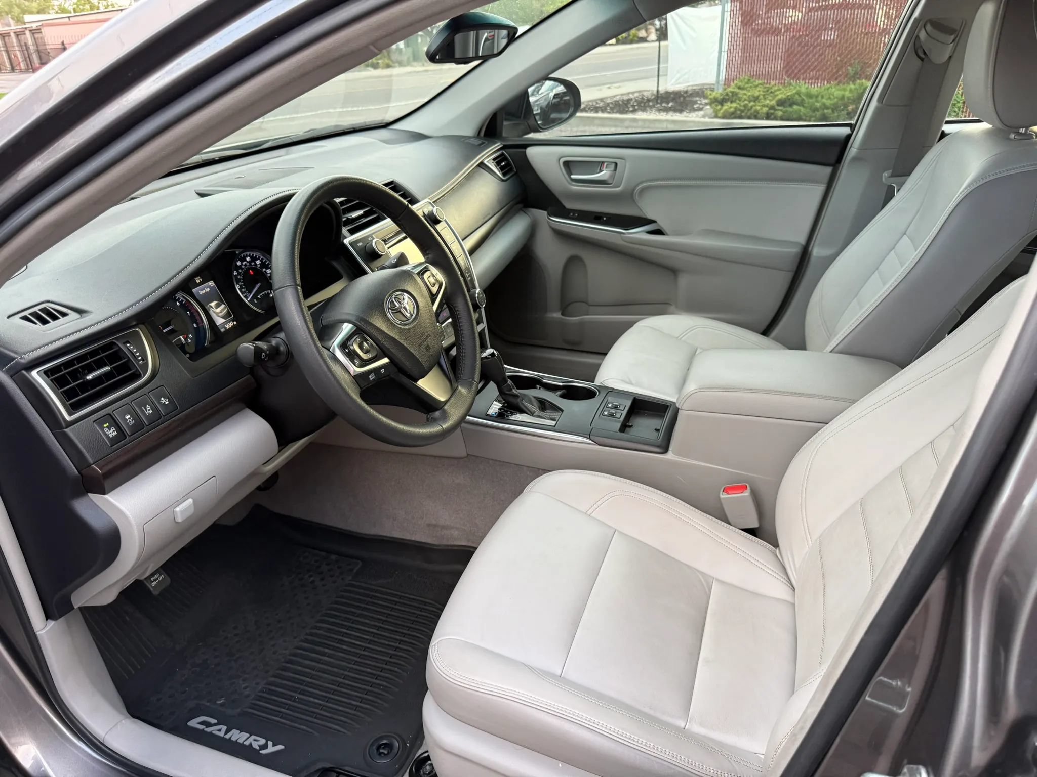 Used 2017 Toyota Camry XLE w/ Moonroof Package FWD image 9