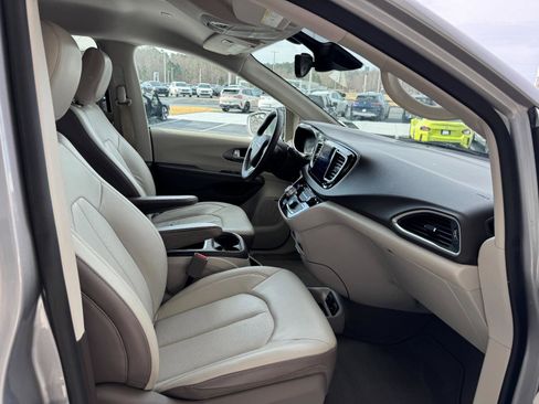 Used 2017 Chrysler Pacifica Touring-L Plus w/ Advanced Safetytec Group image 8