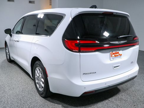 Used 2024 Chrysler Pacifica Touring-L FWD image 9