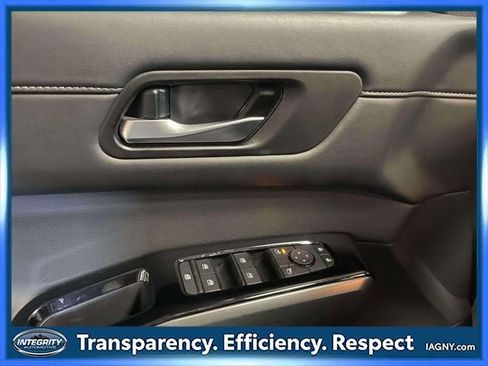 Used 2025 Nissan Pathfinder SL AWD/4WD image 16