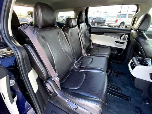 Used 2022 Kia Carnival LX image 19