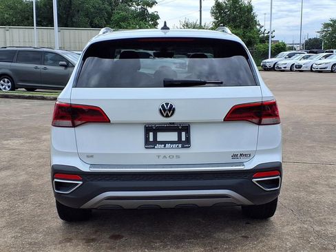 Used 2023 Volkswagen Taos SE w/ Panoramic Sunroof Package FWD image 8