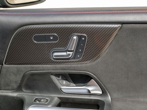 Used 2024 Mercedes-Benz GLB 250 image 40