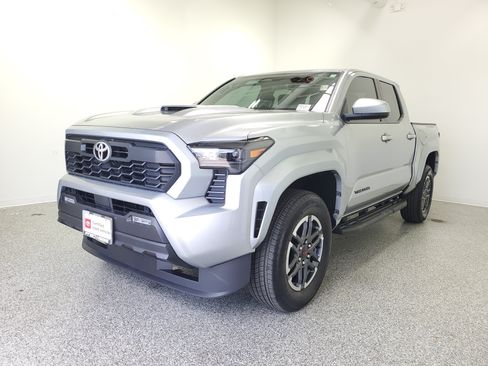 Certified 2025 Toyota Tacoma TRD Sport AWD/4WD image 2