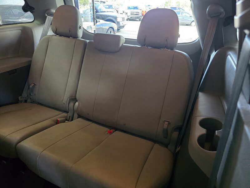 Used 2019 Toyota Sienna XLE w/ XLE Navigation Package FWD image 11