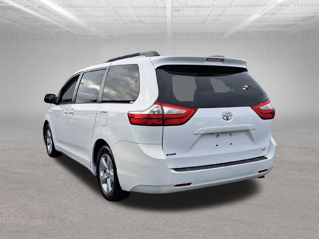 Used 2016 Toyota Sienna LE FWD image 4