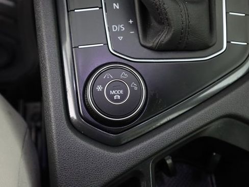 Used 2020 Volkswagen Tiguan SE w/ Panoramic Sunroof Package image 48