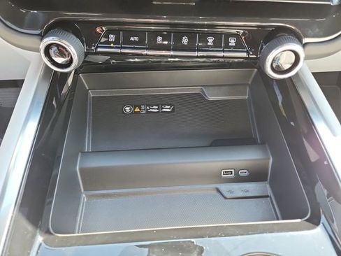 Certified 2025 Chevrolet Suburban Premier AWD/4WD image 32