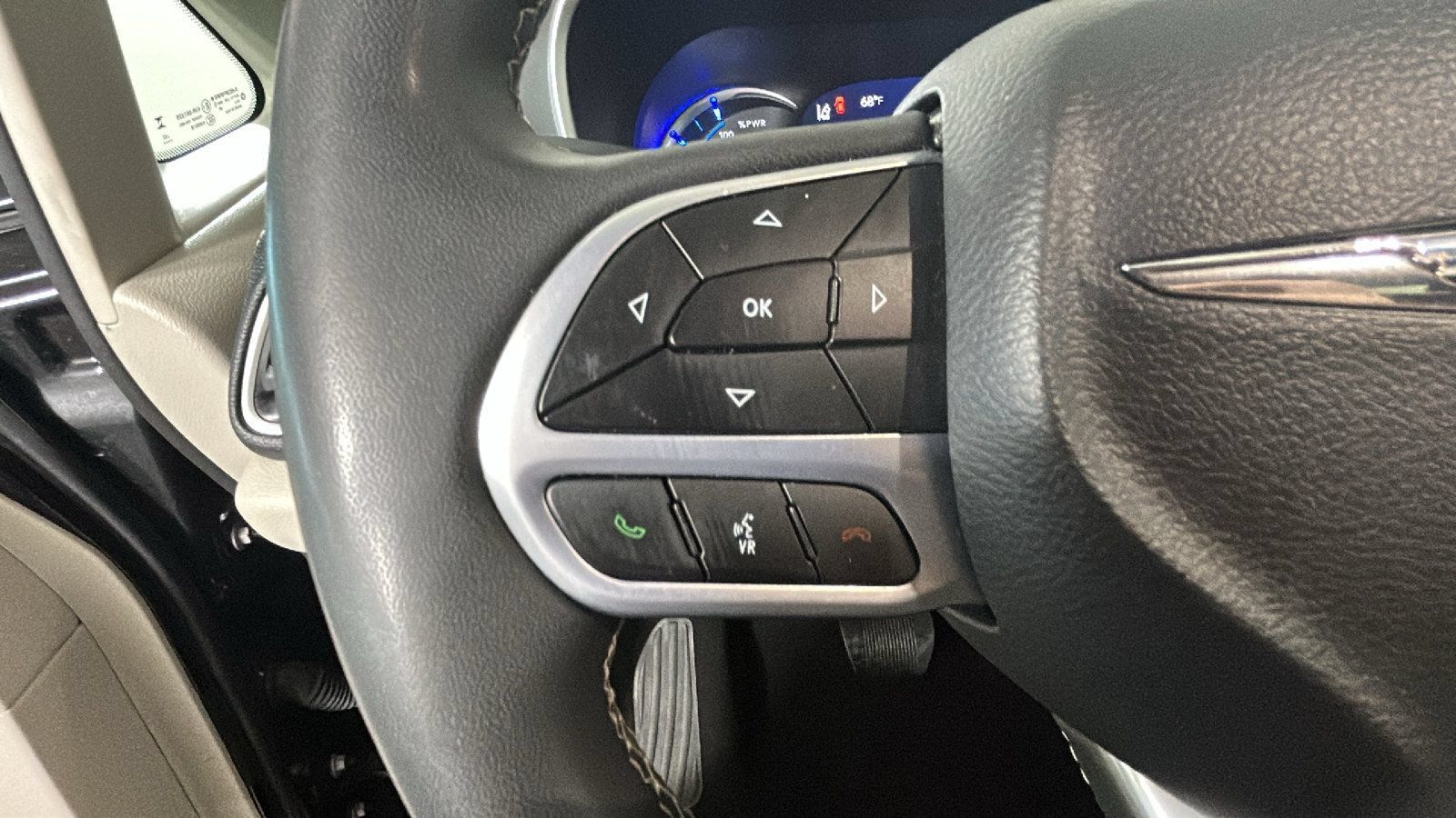 Used 2023 Chrysler Pacifica Touring-L FWD image 17
