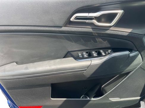 Used 2025 Kia Sportage EX FWD image 14