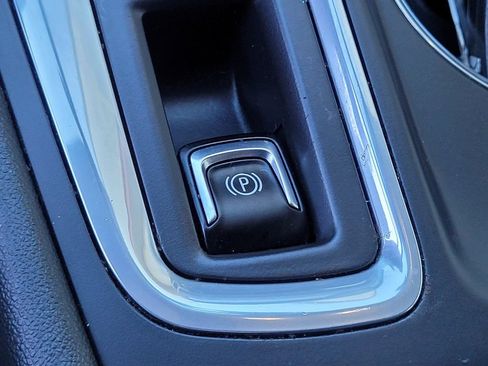 Used 2018 Chevrolet Equinox LT FWD image 9
