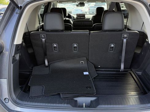 Certified 2025 Honda Pilot Touring image 9