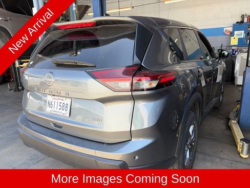 Used 2024 Nissan Rogue S AWD/4WD image 3