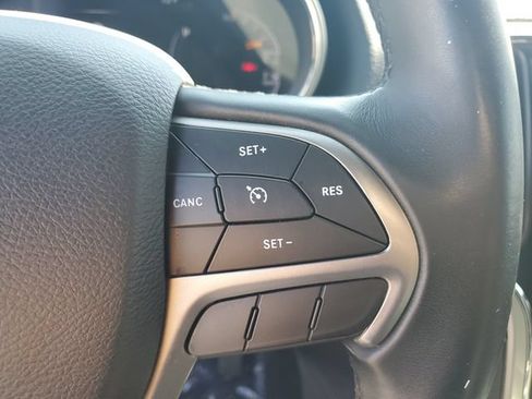 Used 2019 Jeep Grand Cherokee Laredo RWD image 27
