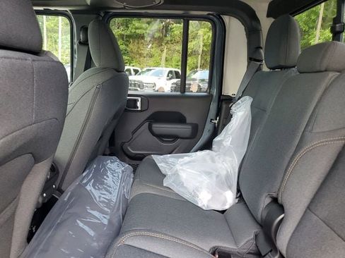 New 2025 Jeep Gladiator Sport image 15