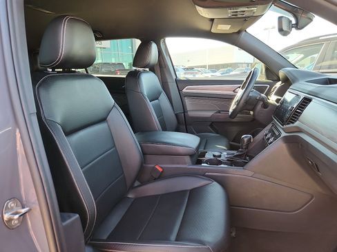 Used 2022 Volkswagen Atlas Cross Sport SE w/ Black Wheel Package image 15