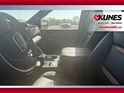 Used 2024 GMC Sierra 1500 AT4 w/ Technology Package AWD/4WD image 10
