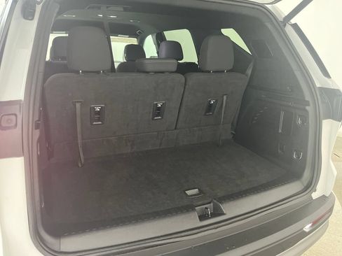 Used 2025 Chevrolet Traverse LT FWD image 9