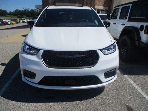 New 2026 Chrysler Pacifica Select image 2