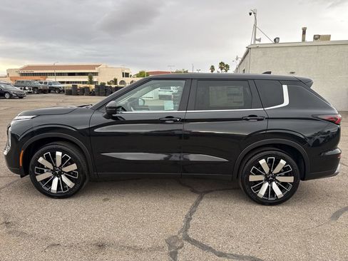 New 2025 Mitsubishi Outlander SE image 4