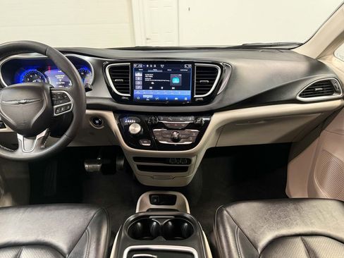 Used 2024 Chrysler Pacifica Touring-L image 20