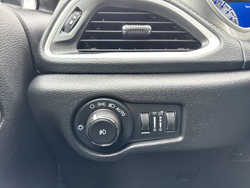 Used 2025 Chrysler Pacifica Select image 22