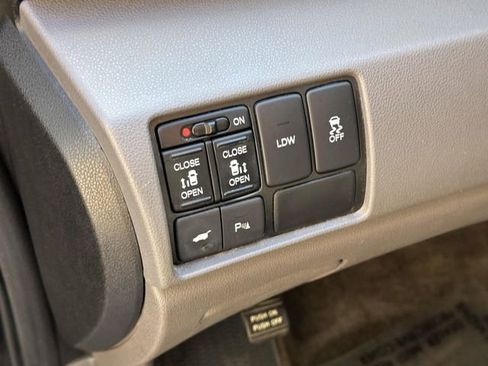 Used 2014 Honda Odyssey Touring Elite image 26