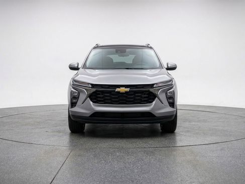 Used 2025 Chevrolet TrailBlazer LT w/ Driver Confidence Package image 2