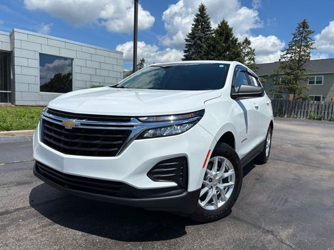 Used 2023 Chevrolet Equinox LS w/ LS Convenience Package AWD/4WD image 2