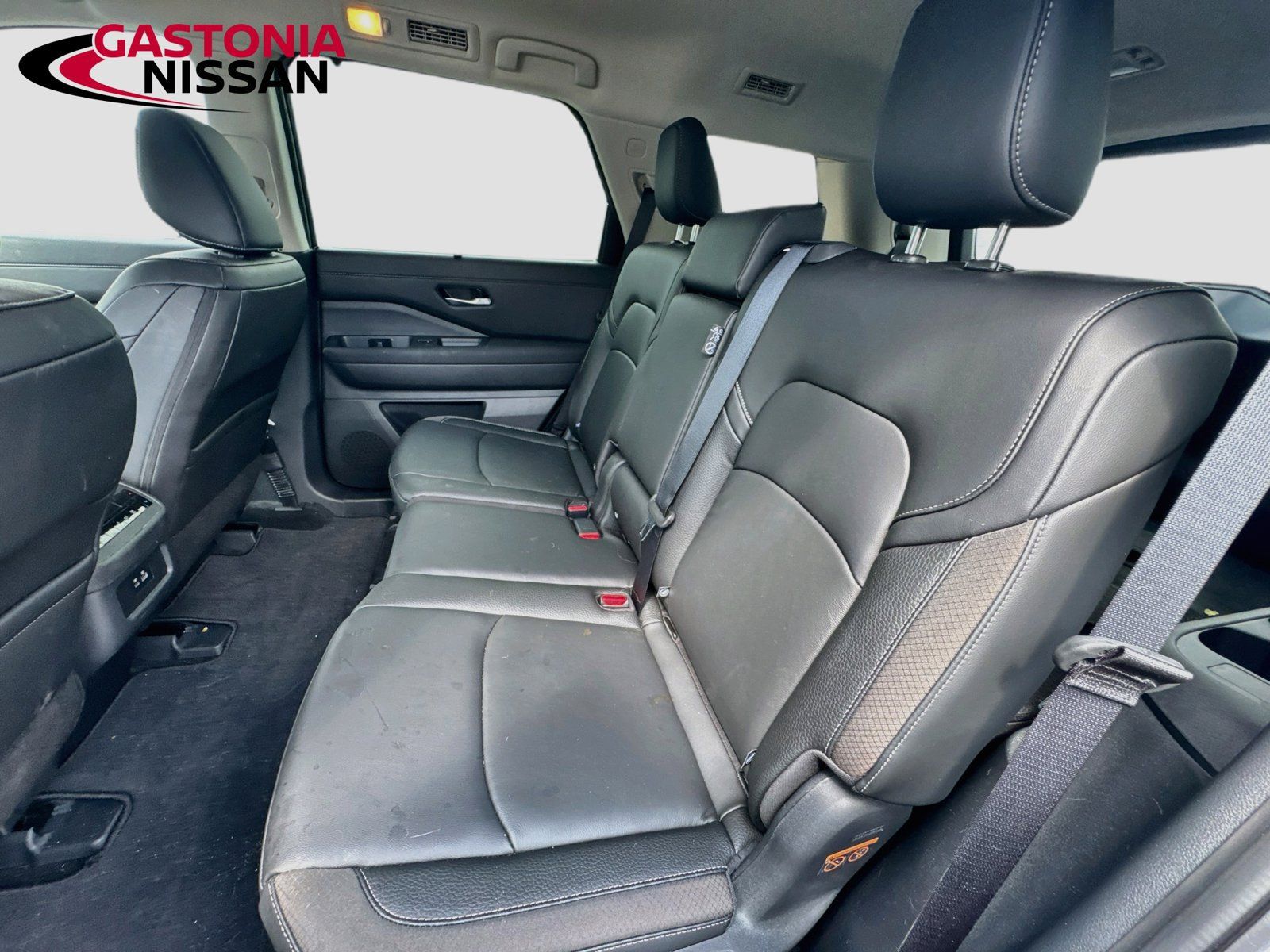 Used 2025 Nissan Pathfinder SL FWD image 31