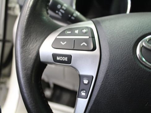 Used 2012 Toyota Highlander SE w/ Tow Pkg AWD/4WD image 9