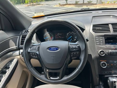 Used 2018 Ford Explorer XLT AWD/4WD image 18